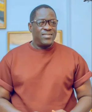 Singer Wasiu Ayinde, Malaika cry on stage after hearing news of Ogogo’s death [VIDEO]