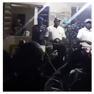 Osun decides: ‘Fadahunsi ole’ – Youths chant at INEC headquarters [VIDEO]