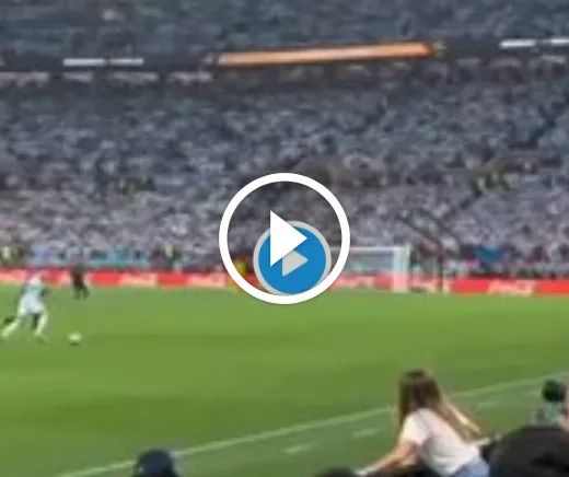 Fan rushes into the field to k!ss Lionel Messi (VIDEO)