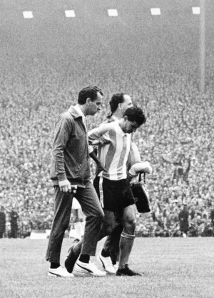 Argentina's Antonio Rattín Dies; 1966 World Cup Dismissal Led To Red & Yellow Cards
