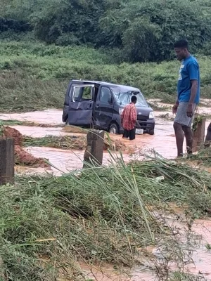 Flood: One child missing as police rescue nine others in drowning school bus 