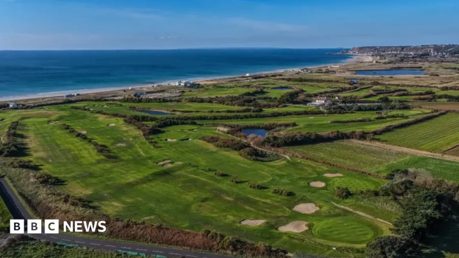 Farnham backs public ownership of golf course site